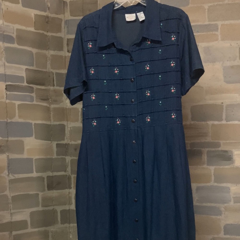 Vintage Denim Dress Embroidered Flower Design Bentley sz 16W Button Back Tie